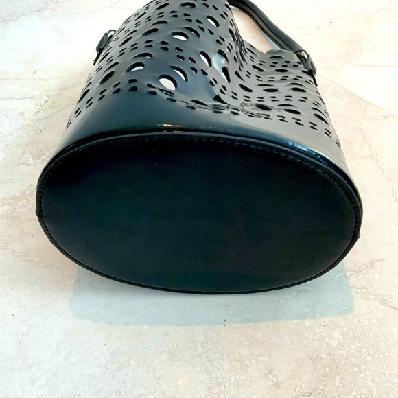 Cute, Vegan Laser Cut Black scalloped Neiman  Marcus bag - Picture 2 of 5